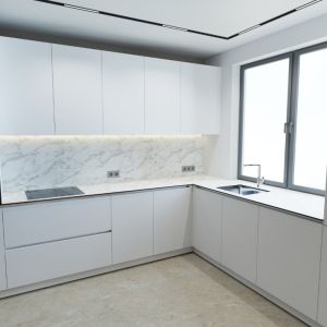 BUCĂTĂRIE DE SERIE — LORRA WHITE HOME
